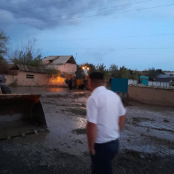 ВИДЕО - Жүрөктүн үшүн алат... Кара-Суудагы сел жээктеги курулуштарды агызып кетти