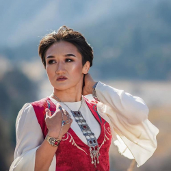 Айсулуу Тыныбекованын турмушка чыгуусуна ким каршы болгон?