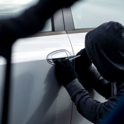 ЖМК: Унааны айдай качкысы келген бала авто ээси жамбашка чапканда мүрт кеткен