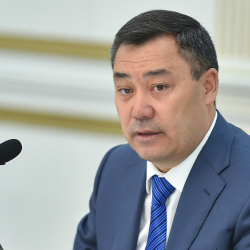 Садыр Жапаров поручил отменить тендер на закупку машин для акимов районов на 60 млн сомов