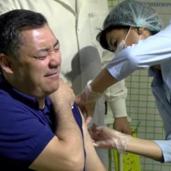 ВИДЕО - Президент Садыр Жапаров привился второй дозой китайской вакцины Sinopharm