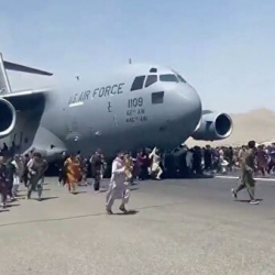 АКШнын Кабулдан учкан самолетунун шассисинен адамдын дене бөлүктөрү табылган
