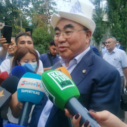 ЭКСКЛЮЗИВДҮҮ МАЕК - Аскар Акаев: “Кумтөрдү” 50 жылга чейин сомду, финансы системасын кармай турган алтын булагы болсун дегем”