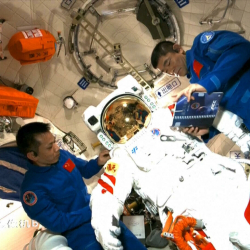 ВИДЕО - Китайские астронавты останутся в космосе до середины сентября