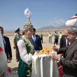 СҮРӨТ - Армениянын премьер-министри Никол Пашинян Кыргызстанга келди
