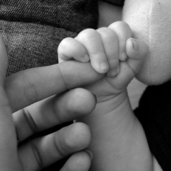 СҮРӨТ - Энени баладан, баланы энеден ажыратпасын! Афганистандын аэропортунда калып кеткен наристе