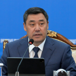 СҮРӨТ - Садыр Жапаровдун жарлыгы менен жарандарга 18,6 миң сомдон берилип жатабы?