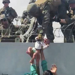 ВИДЕО - Кабулда тосмодон наристени өткөрүп алган аскерлер. Пентагон себебин түшүндүрдү