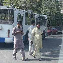 ВИДЕО - Пакистанцев оштрафовали за мусор и заставили убираться