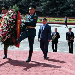 СҮРӨТ - Президент Абдрахманов, Тыныстанов, Карасаевге арналган иш-чарага катышты