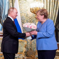 ВИДЕО - Путин сүйлөп жатканда Меркелдин телефону шыңгырап…