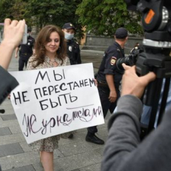 Орусияда пикетке чыккан журналисттер кармалды