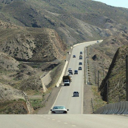 Баткенде белгисиз адамдар эки автоунаага таш ыргытышты