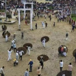 ВИДЕО - В Индии около 75 человек пострадали на фестивале бросания камней