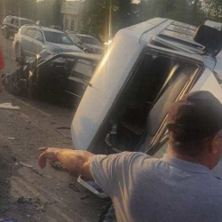ВИДЕО - Жүргүнчүлөрү бар кичи автобус жеңил унаа менен бетме-бет сүзүшкөн