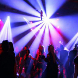 ВИДЕО - В Бишкеке девушки  избили патрульных, разбили лицо охраннику