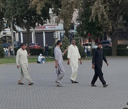 «Почему они гуляют, если на карантине?». Экс-депутат Ж.Жээнбеков сделал обращение о гражданах Пакистана в Кыргызстане