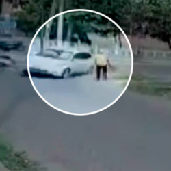 ВИДЕО - Кырсыкка кабылган унаа жөө адамды дагы ыргыта сүздү