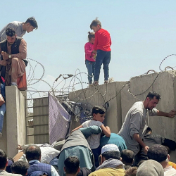 Талибдер афгандыктарды Кабулдагы аэропортко киргизбей жатышат