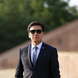 Элчи Дастан Дуйшекеев төшөк жаңыртып, үйлөнүү үлпөтүн даңазалады