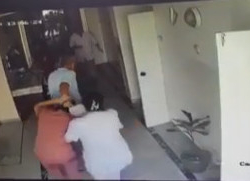 ВИДЕО - В Узбекистане мужчина протащил медсестру за волосы по коридору больницы