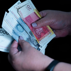 Садыр Жапаров жөлөк пулдардын көлөмүн көбөйттү. Ким канча алат?