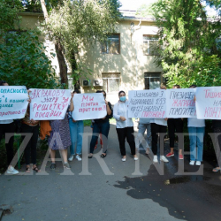 ВИДЕО - В Бишкеке появился «квартал красных фонарей». Горожане требуют наказать хозяйку притонов