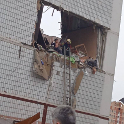 ВИДЕО - Девочка сидит на краю обломков квартиры. В жилом доме в Ногинске произошел взрыв газа