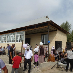 В Узгене одноклассники построили дом для женщины с ОВЗ