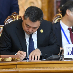 СҮРӨТ - ЖККУ: Декларация кабыл алынып, бир катар документтерге кол коюлду