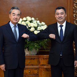 Садыр Жапаров принял члена Госсовета, главу МИД Китая Ван И