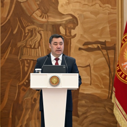 Президент Садыр Жапаров вручил государственные награды отличившимся кыргызстанцам