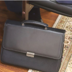 Район акими кызматкерлерди үйүндө иштетип жүргөн