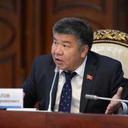 Алмамбет Шыкмаматов шайлоого катышуу үчүн кызматтан кетти