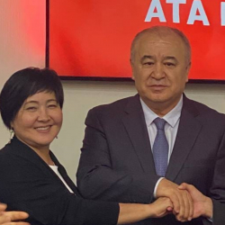 Текебаев менен Сооронкулованын партиясы «баш кошту»... «Өзүмдүн денеми өзүм билем», «чай куйбайм» мыйзамдары сунушталабы?