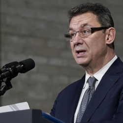 Глава Pfizer рассказал, когда мир сможет вернуться к обычной жизни после пандемии коронавируса