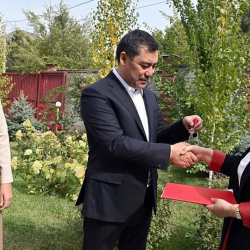 Президент Садыр Жапаровдун үй-бүлөсү Бишкек шаарындагы өз үйүн «МИК» ААКсына өткөрүп берди