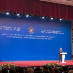 Садыр Жапаров кыргыз сотун чыгууга кыйын болгон тегирменге салыштырды