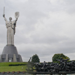 Экс-депутат өлкө жакында туш-тушка бөлүнүп кетиши мүмкүн экенин айтты