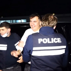 ВИДЕО - Экс-президент кармалгандан кийин ачкачылык жарыялады