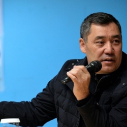 Президент канадалыктарды темирдей чеңгел менен кармап турат