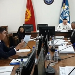 ВИДЕО - «Жок дегенде кызматымды сыйлап койбойсуңарбы»: Бишкек мэриясындагы уруш