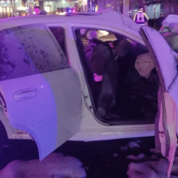 ВИДЕО - В Ташкенте автомобиль на скорости врезался в столб и загорелся. Двое погибли на месте