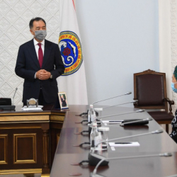 ФОТО - Стрельба в Алматы: семьям погибших полицейских выдали квартиры