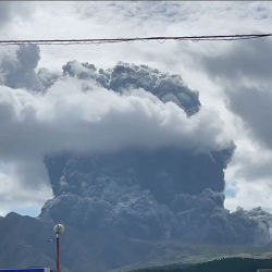 ВИДЕО - Япониядагы ири вулкан атылып, өлкөнү коркунуч каптады