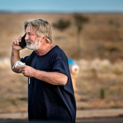 Актёр Алек Болдуин тасма тартуу учурунда атып алган оператор аял каза болду