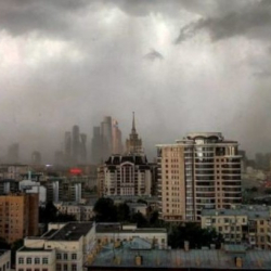 ВИДЕО - Ураган в Москве снес зубец с кремлёвской стены