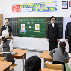 Президент катышкан сабакта тактага туура эмес жазылган сөз боюнча министрлик үн катты