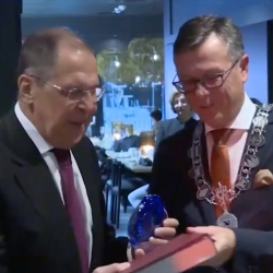 ВИДЕО - «Вискигеби же суугабы?» Лавров өзгөчө белек алды