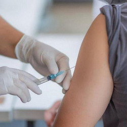 Вакцина алчуларды арбытуу үчүн бийлик эмдөө боюнча токтомго өзгөртүү киргизди